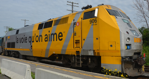 Locomotive VIA906 right side with new new colors/ coté droit avec nouvelles nouvelles couleurs